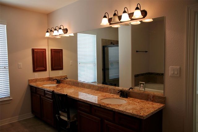 28 W Oaks Drive, Houston, TX 77058