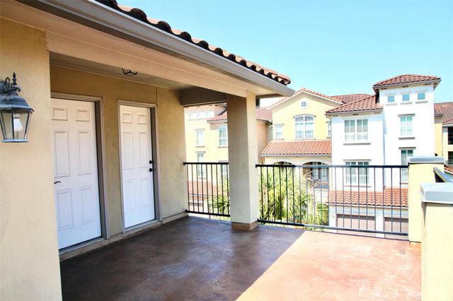 28 W Oaks Drive, Houston, TX 77058