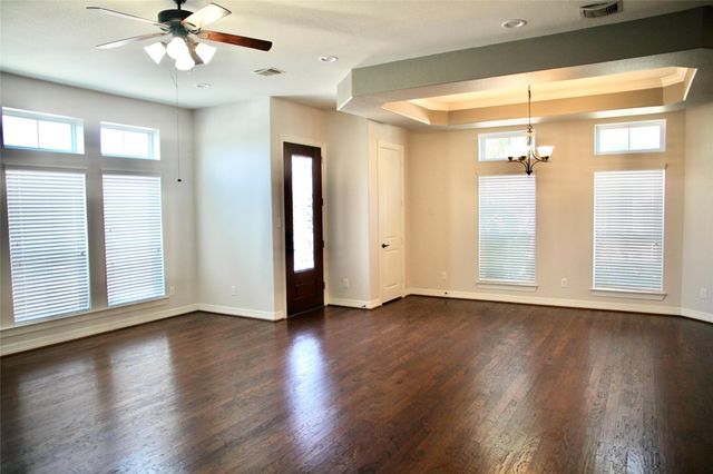 28 W Oaks Drive, Houston, TX 77058