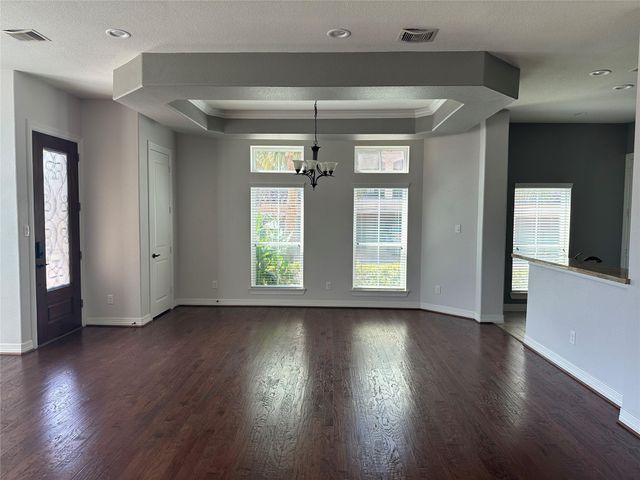 28 W Oaks Drive, Houston, TX 77058