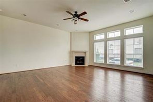 28 W Oaks Drive, Houston, TX 77058