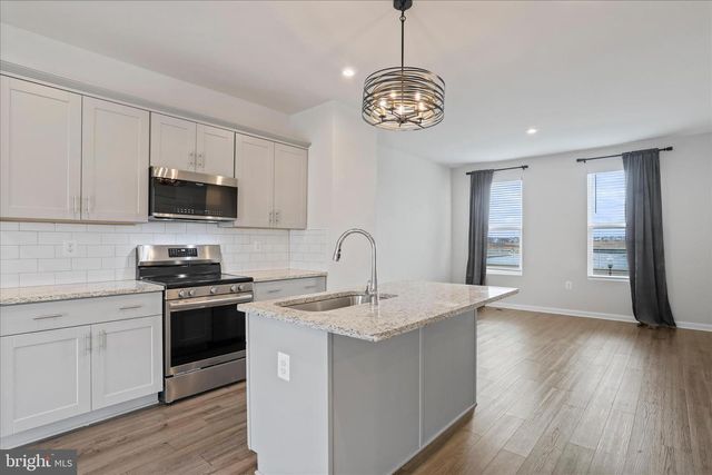 135 PRESIDENTS POINTE AVE, Ranson, WV 25438