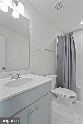 135 PRESIDENTS POINTE AVE, Ranson, WV 25438