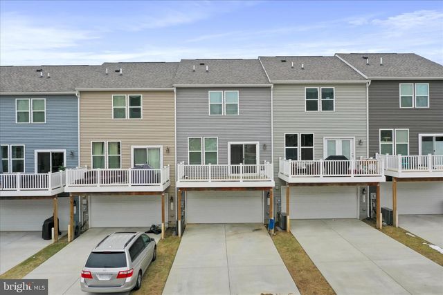 135 PRESIDENTS POINTE AVE, Ranson, WV 25438