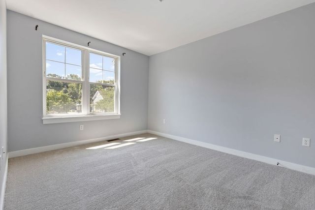 12 Blue Jay Cir 12, Boston, MA 02126