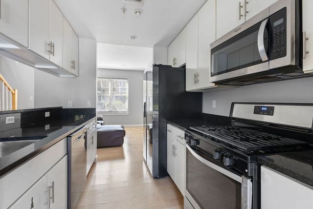 12 Blue Jay Cir 12, Boston, MA 02126