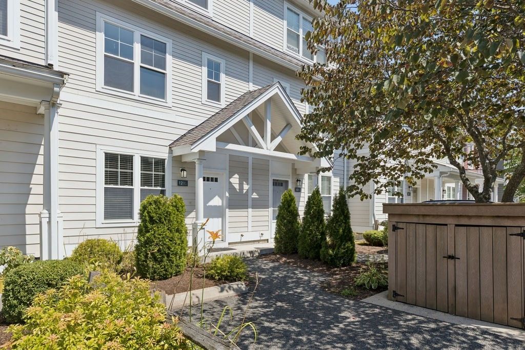 12 Blue Jay Cir 12, Boston, MA 02126