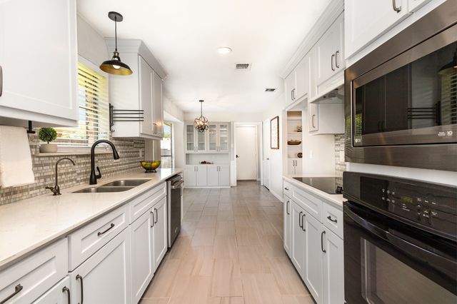 4706 Silverthorn Drive, Mesquite, TX 75150