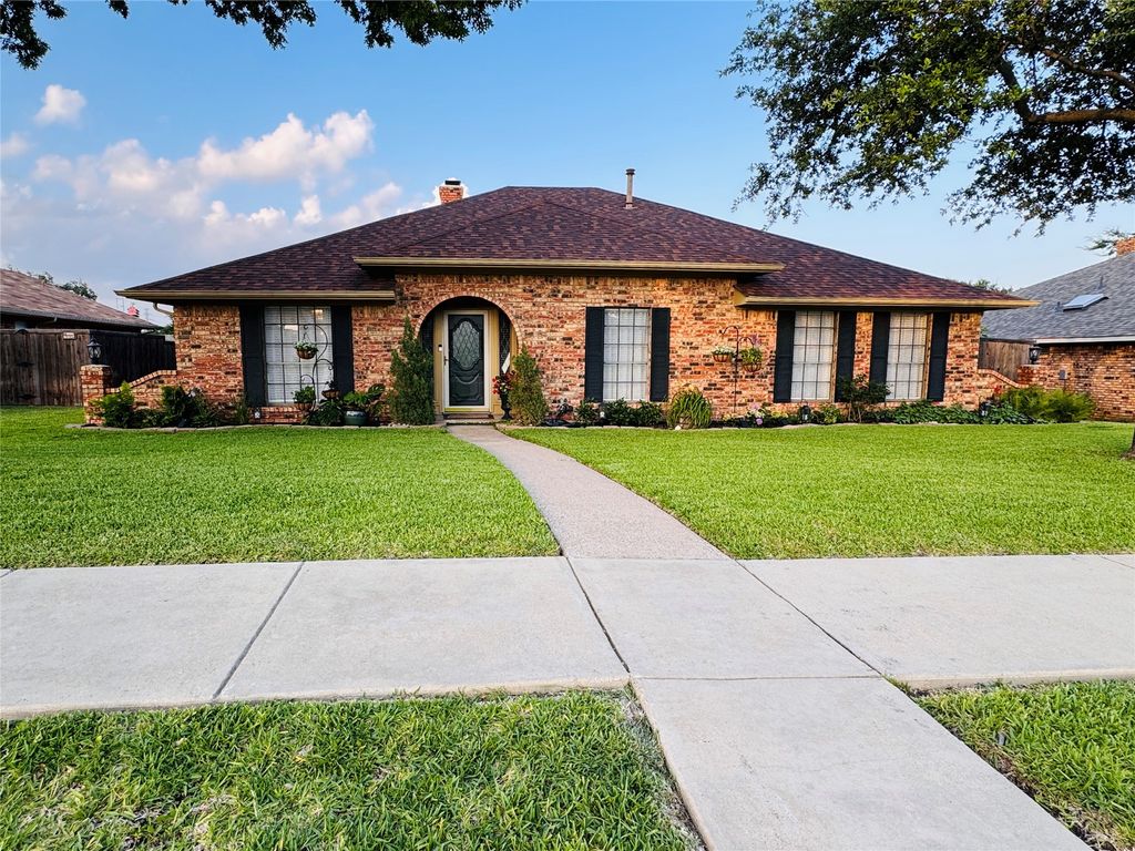 4706 Silverthorn Drive, Mesquite, TX 75150
