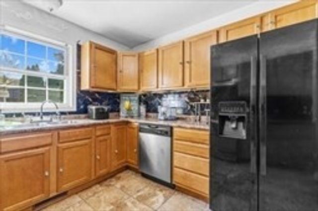 563 Woodman St, Fall River, MA 02724