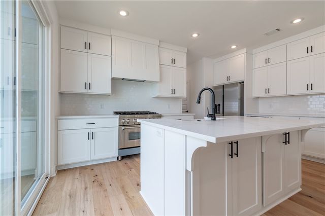 1228 W James Street, Fayetteville, AR 72703