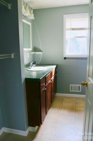 2280 19th Avenue NE, Hickory, NC 28601