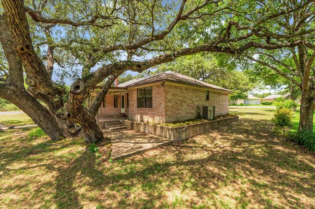 201 River Lake DR, Kingsland, TX 78639