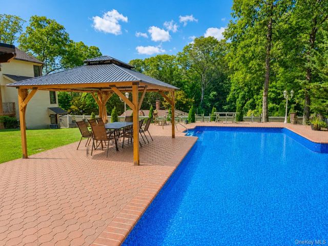 19 West Street, Middle Island, NY 11953