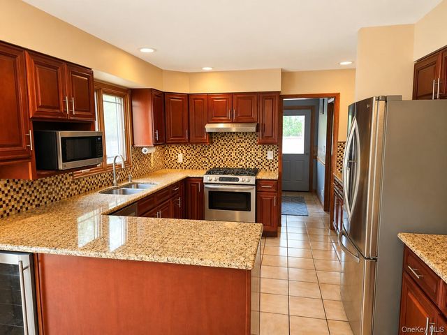 19 West Street, Middle Island, NY 11953