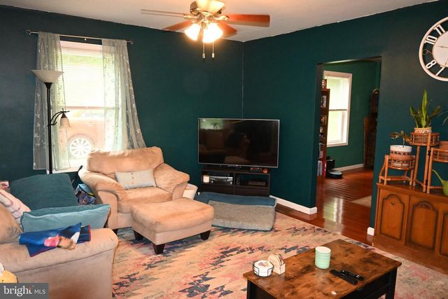 209 W MARKET ST, Perkasie, PA 18944