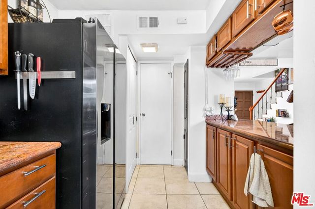 10817 Whipple Street 6, Toluca Lake, CA 91602