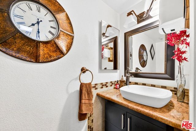 10817 Whipple Street 6, Toluca Lake, CA 91602