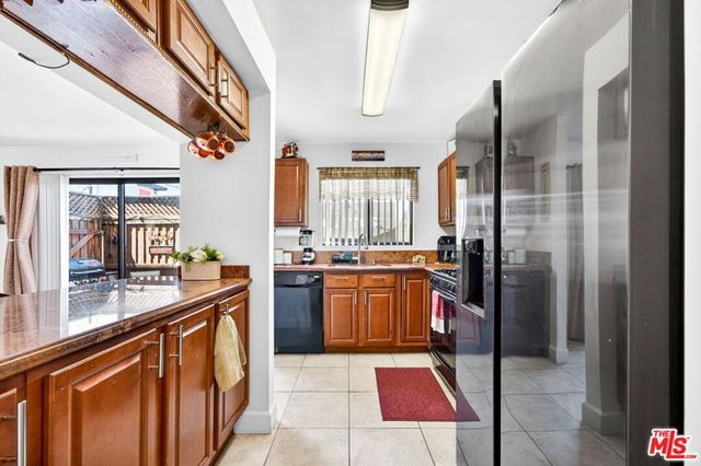 10817 Whipple Street 6, Toluca Lake, CA 91602