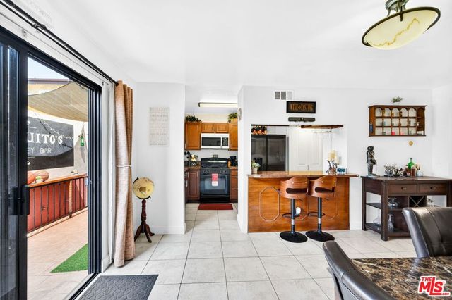 10817 Whipple Street 6, Toluca Lake, CA 91602