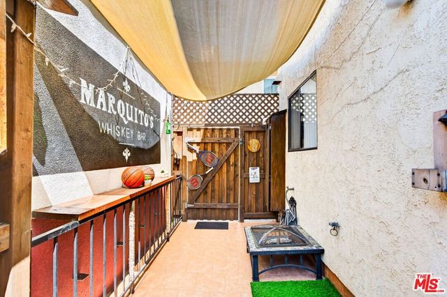 10817 Whipple Street 6, Toluca Lake, CA 91602