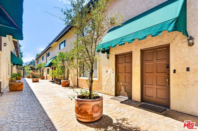 10817 Whipple Street 6, Toluca Lake, CA 91602