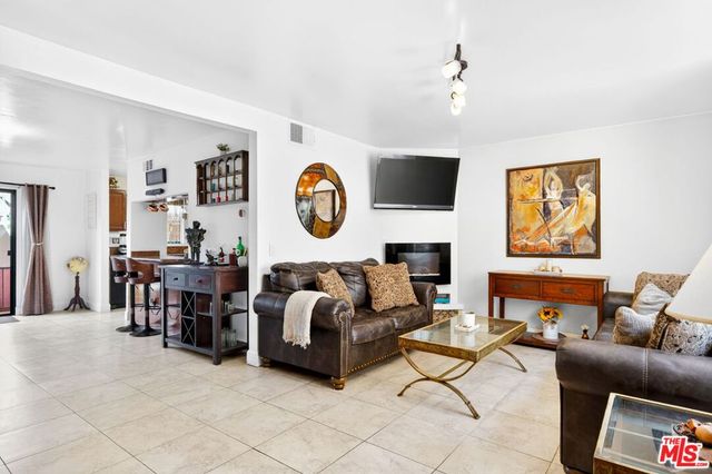 10817 Whipple Street 6, Toluca Lake, CA 91602