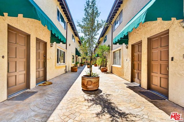 10817 Whipple Street 6, Toluca Lake, CA 91602