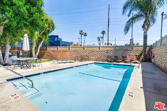 10817 Whipple Street 6, Toluca Lake, CA 91602