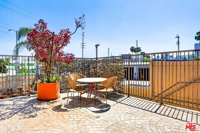 10817 Whipple Street 6, Toluca Lake, CA 91602