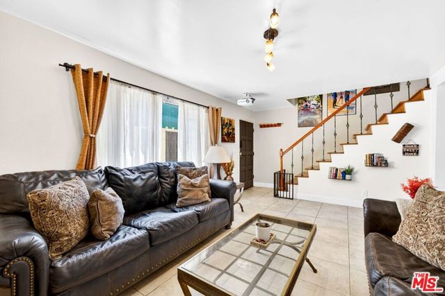 10817 Whipple Street 6, Toluca Lake, CA 91602