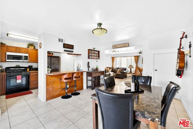 10817 Whipple Street 6, Toluca Lake, CA 91602