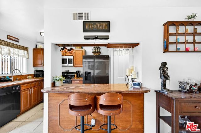 10817 Whipple Street 6, Toluca Lake, CA 91602