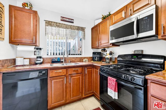 10817 Whipple Street 6, Toluca Lake, CA 91602