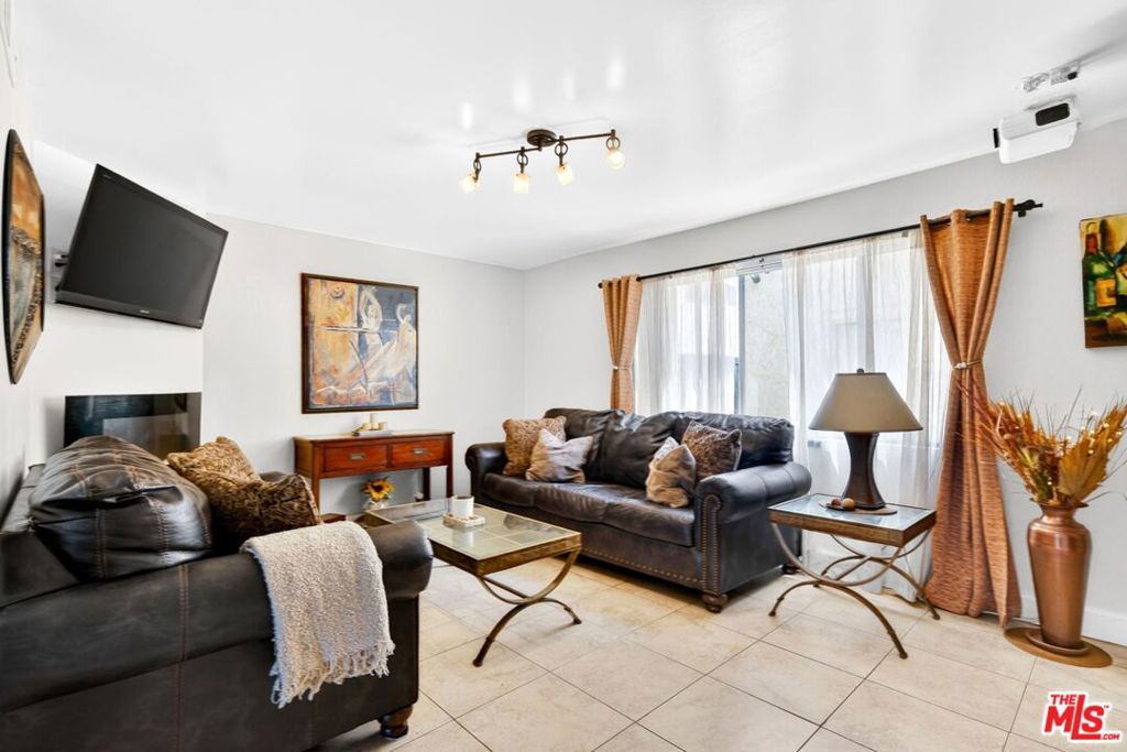 10817 Whipple Street 6, Toluca Lake, CA 91602