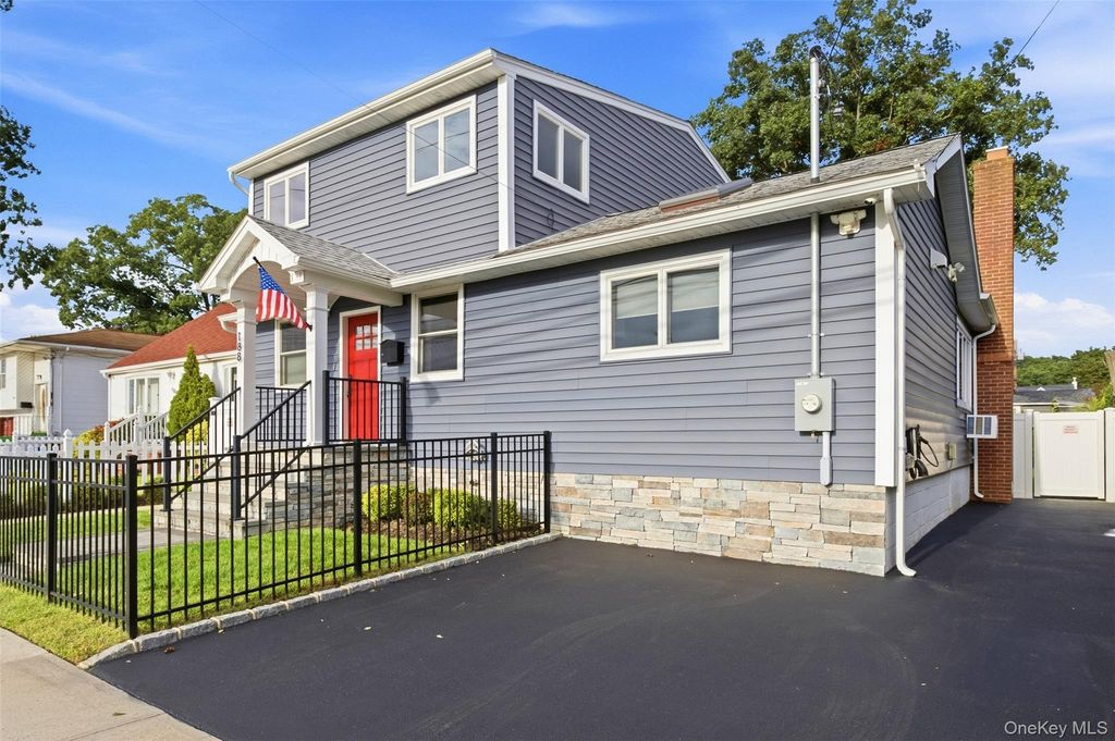 188 S Strong Avenue, Lindenhurst, NY 11757 — photo 2