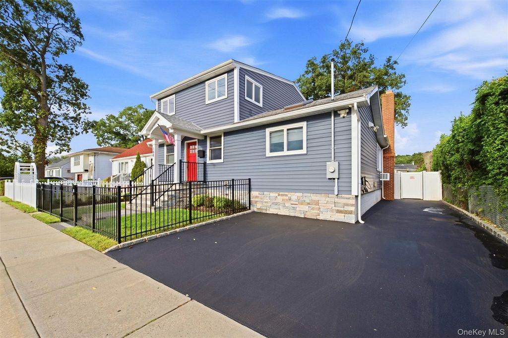 188 S Strong Avenue, Lindenhurst, NY 11757 — photo 3