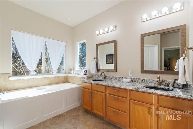 2495 E Ashbrook Ct, Eagle, ID 83616