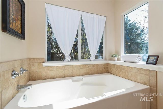 2495 E Ashbrook Ct, Eagle, ID 83616