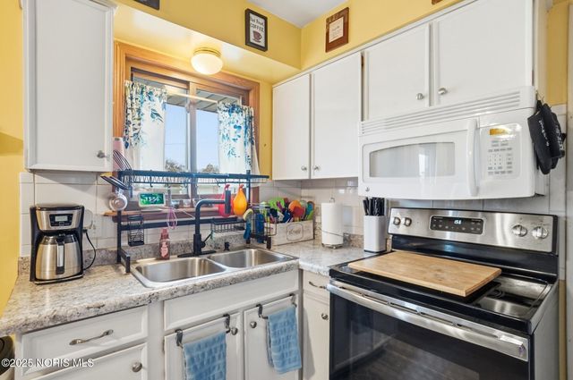 326 Pepperton Drive, Oregon, OH 43616