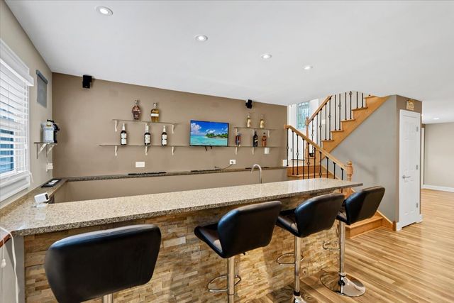 27 Spring Valley Lane, Streamwood, IL 60107