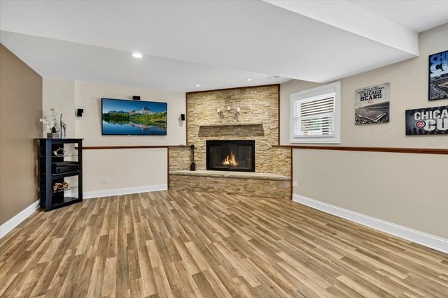 27 Spring Valley Lane, Streamwood, IL 60107