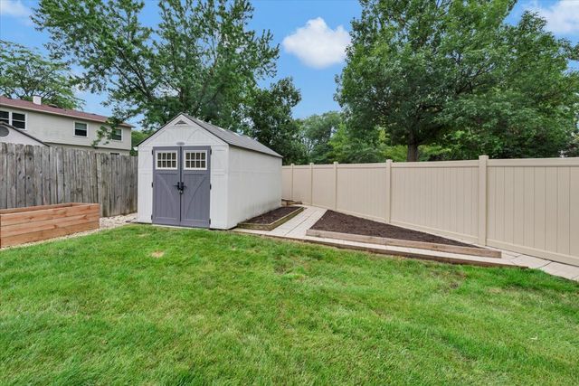 27 Spring Valley Lane, Streamwood, IL 60107