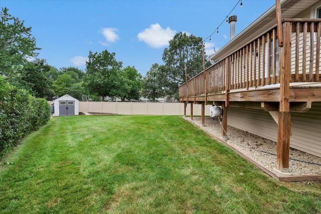 27 Spring Valley Lane, Streamwood, IL 60107