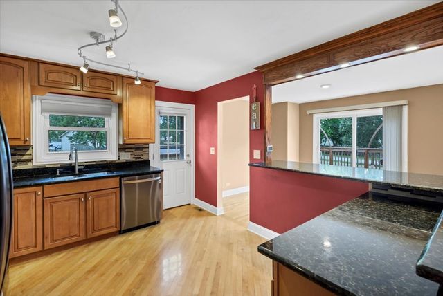 27 Spring Valley Lane, Streamwood, IL 60107