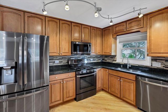27 Spring Valley Lane, Streamwood, IL 60107