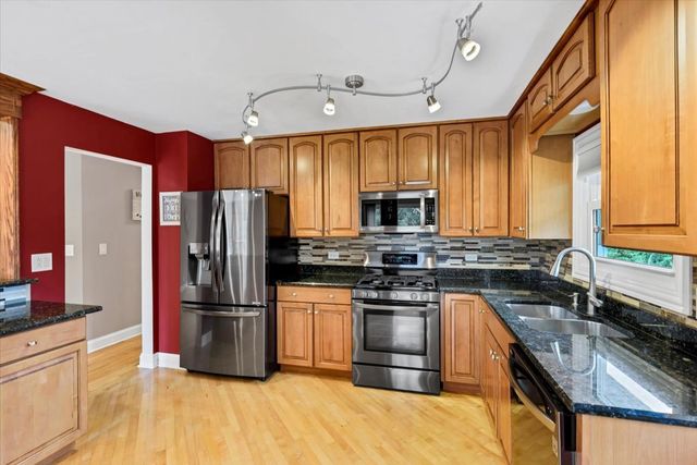 27 Spring Valley Lane, Streamwood, IL 60107