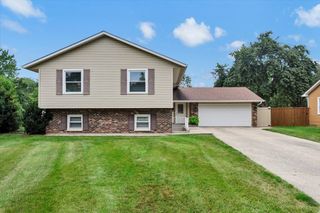 27 Spring Valley Lane, Streamwood, IL 60107