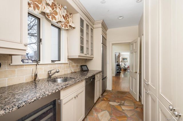 19 Amherst Road, Great Neck, NY 11021