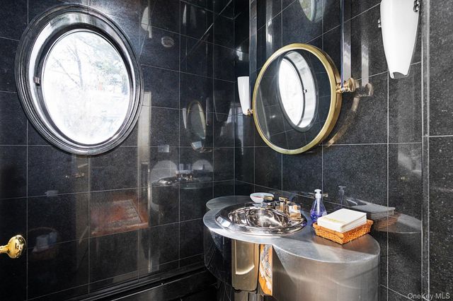 19 Amherst Road, Great Neck, NY 11021